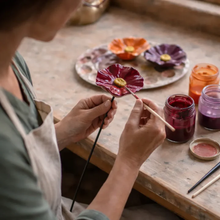 Afbeelding in Gallery-weergave laden, Handgemaakte Bijenbloesems – Weerbestendige Keramische Drinkbakjes voor Bijen, Set van 4