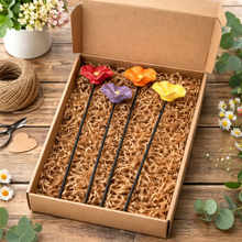 Afbeelding in Gallery-weergave laden, Handgemaakte Bijenbloesems – Weerbestendige Keramische Drinkbakjes voor Bijen, Set van 4
