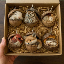 Afbeelding in Gallery-weergave laden, Acorn Dreams – Slapende Bosvriendjes – Handgemaakt om op te hangen
