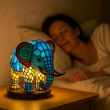 Afbeelding in Gallery-weergave laden, LichtOlifant - een handgemaakte lamp die harten laat stralen
