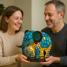 Afbeelding in Gallery-weergave laden, LichtOlifant - een handgemaakte lamp die harten laat stralen
